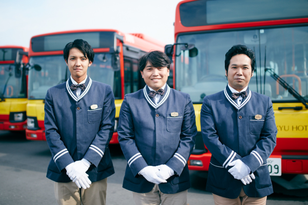 「バスが大好き」「接客が好き」若い運転サービス士も活躍中。
