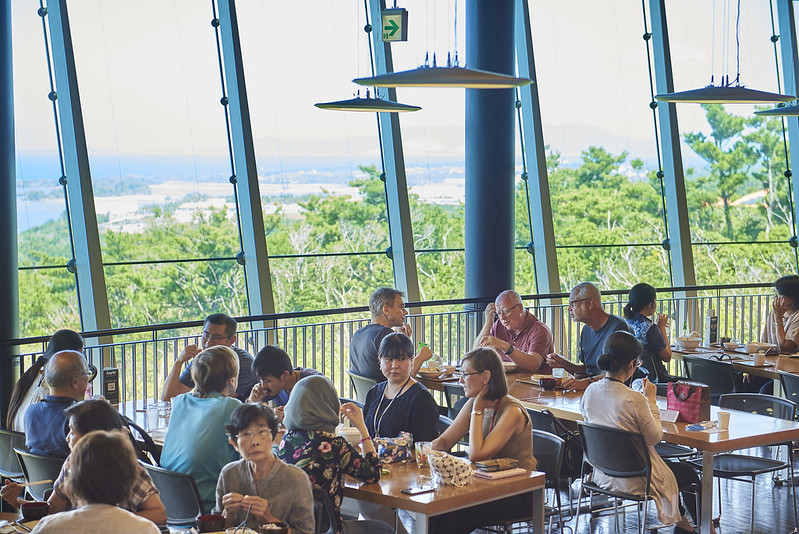 「Yun-Taku OIST RESTAURANT」の食事風景沖縄の青い空と海の絶景を見渡せる客席