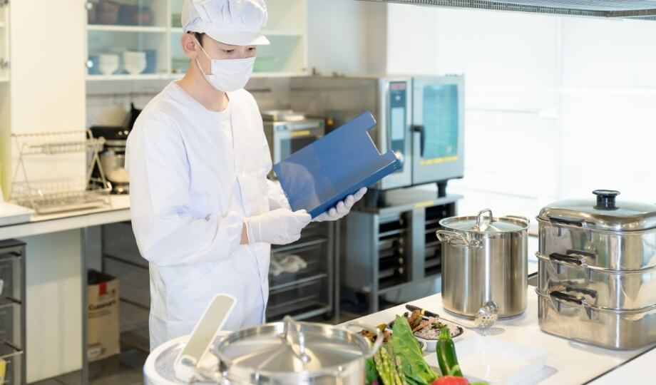 アメリカ航空宇宙局（NASA）が採用した衛生管理手法HACCPの概念に基づきシダックスで定めた「給食HACCP」 に 基づいた衛生管理を実践