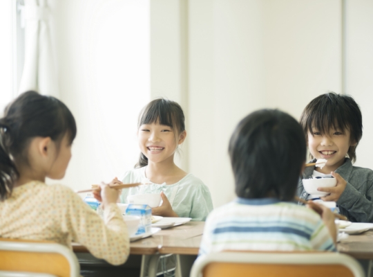 公立小中学校520カ所の豊富な受託実績!自校式・センター式両方に対応