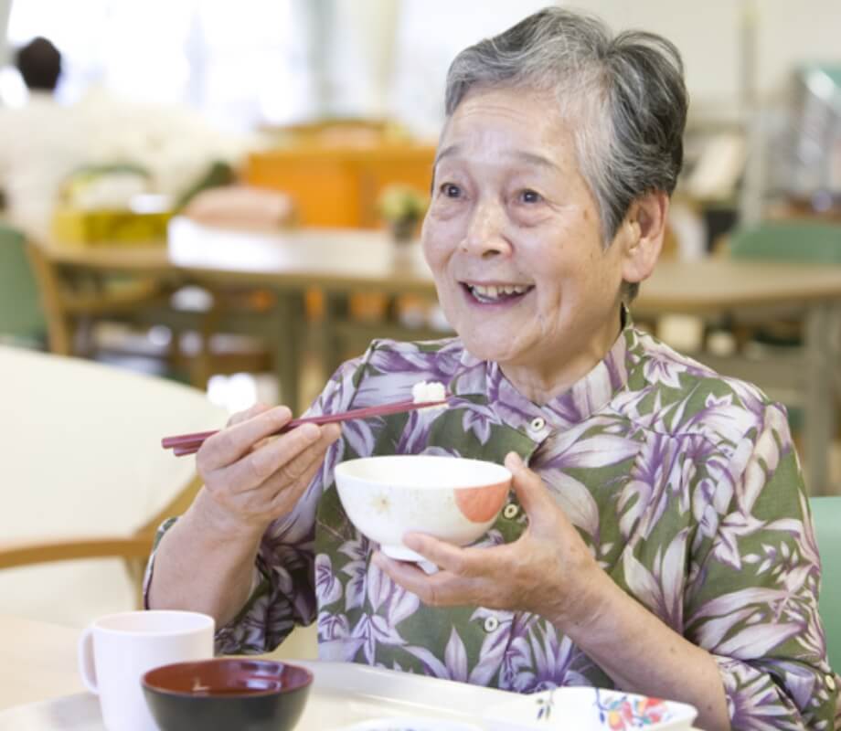 バラエティに富んだ献立とさまざまな食形態で
入居者様に食の楽しみを提供します