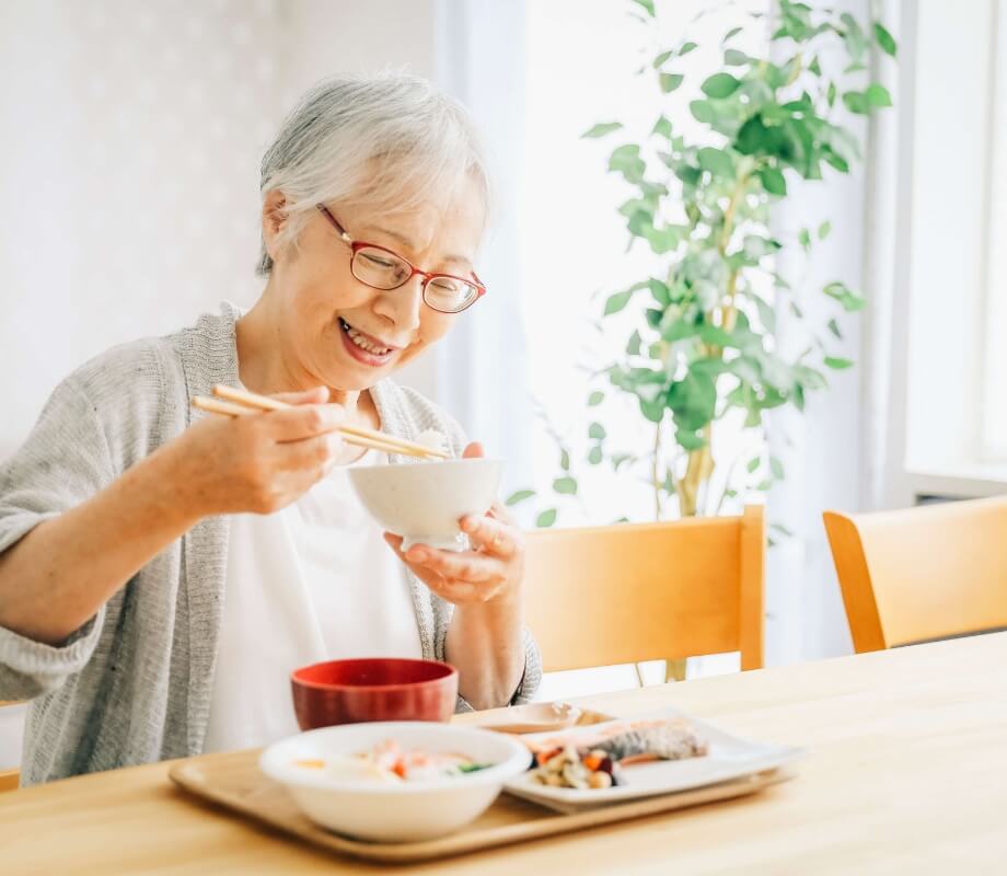 バラエティに富んだ献立とさまざまな食形態で
入居者様に食の楽しみを提供します