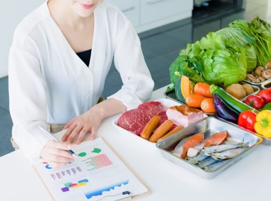 再加熱するだけで提供可能な「完全調理品」や、栄養士による献立提案サービスも取り扱っています。