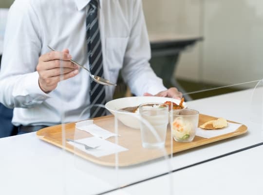 パーテーションのある食事風景