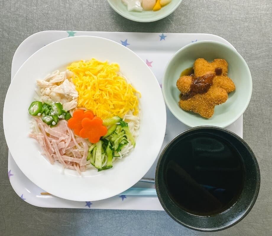 おいしいだけでなく、学べる食を豊富なノウハウにより安定的に給食サービスを提供いたします。