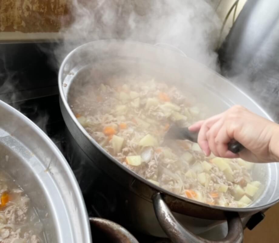 おいしいだけでなく、学べる食を豊富なノウハウにより安定的に給食サービスを提供いたします。