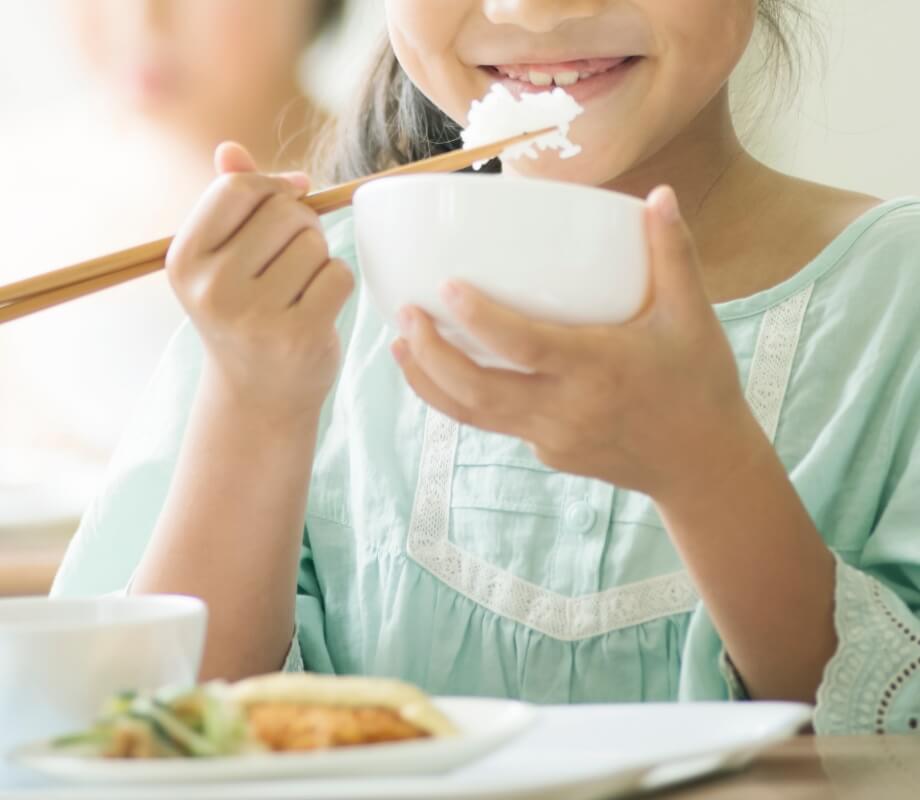 給食を食べる様子