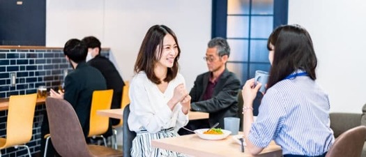 社員食堂での食事風景