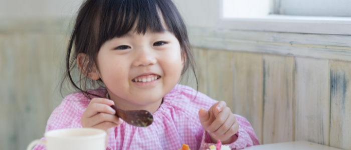 幼児の食事風景