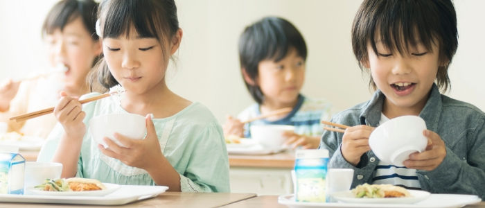 学校給食での食事風景